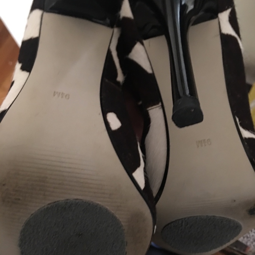 9.5 Guess By Marciano cow Hide 3inc pumps